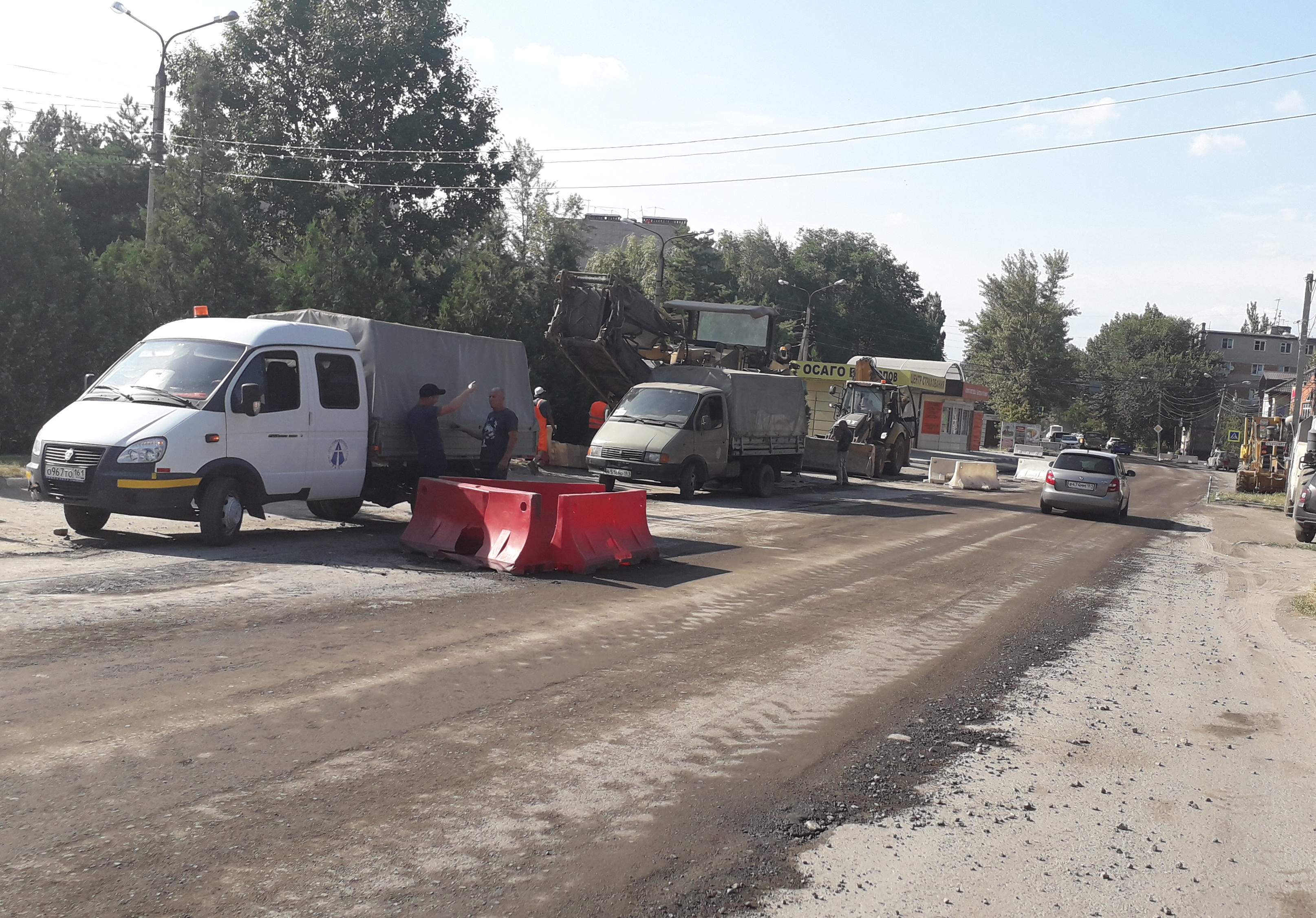 В Батайске продолжаются работы по ремонту дорог 