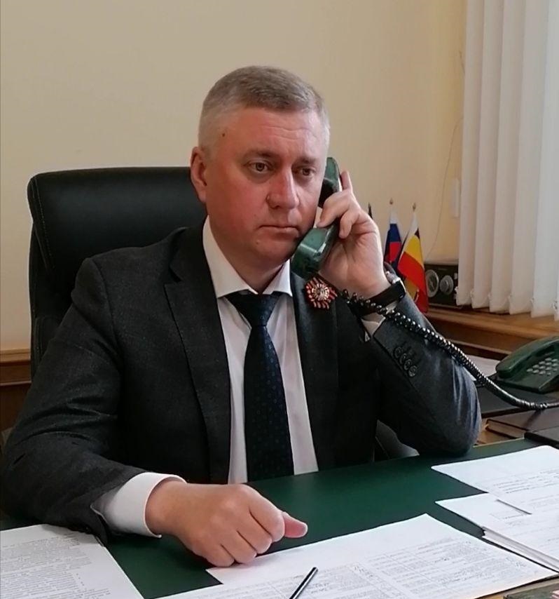 Глава администрации Батайска Геннадий Павлятенко поздравил ветеранов по телефону