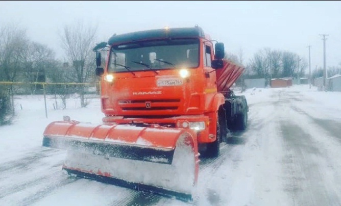 Коммунальщики Батайска приступили к уборке снега с городских улиц