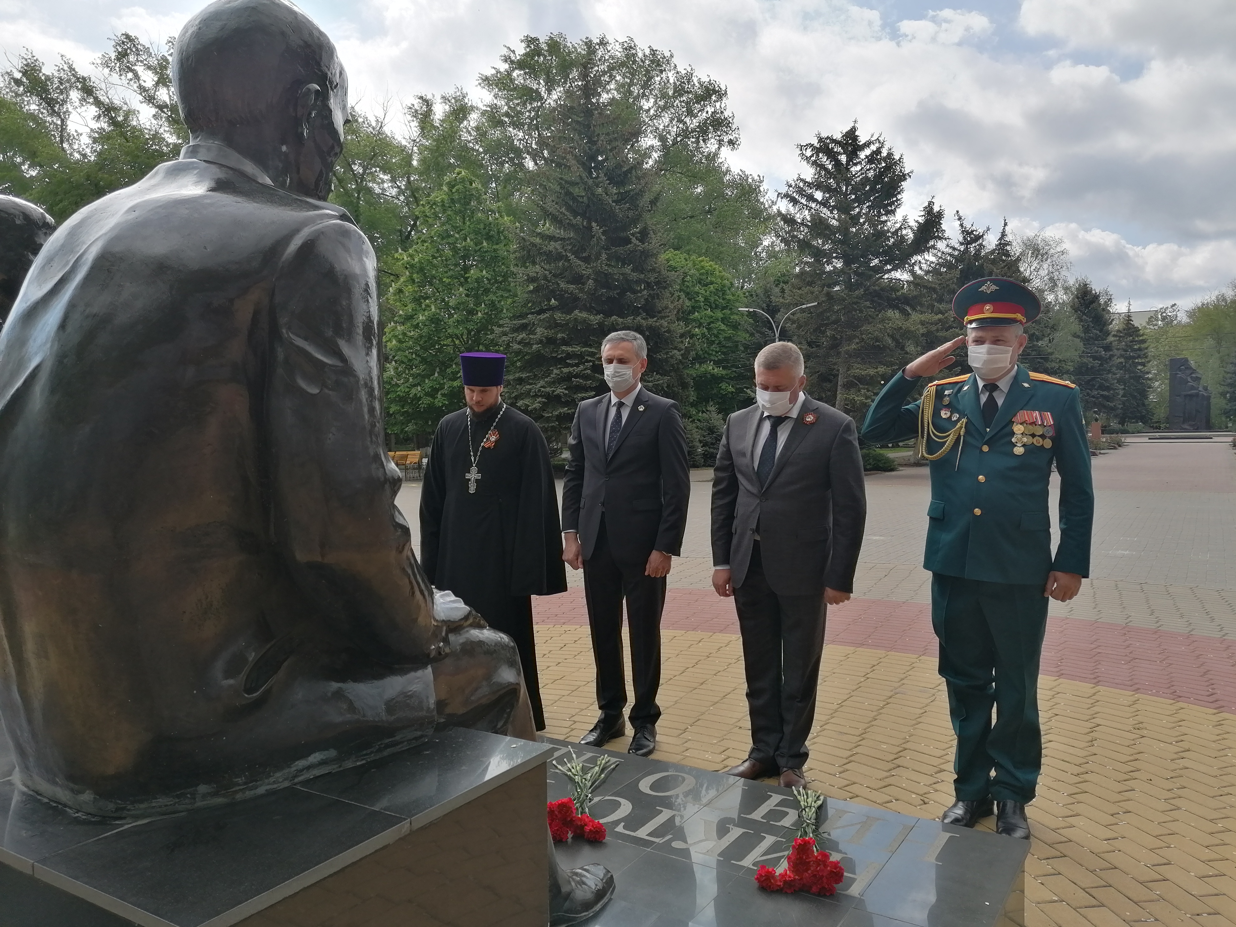 Цветы к мемориалу Клятва поколений сегодня возложил Глава Администрации города Батайска Геннадий Павлятенко