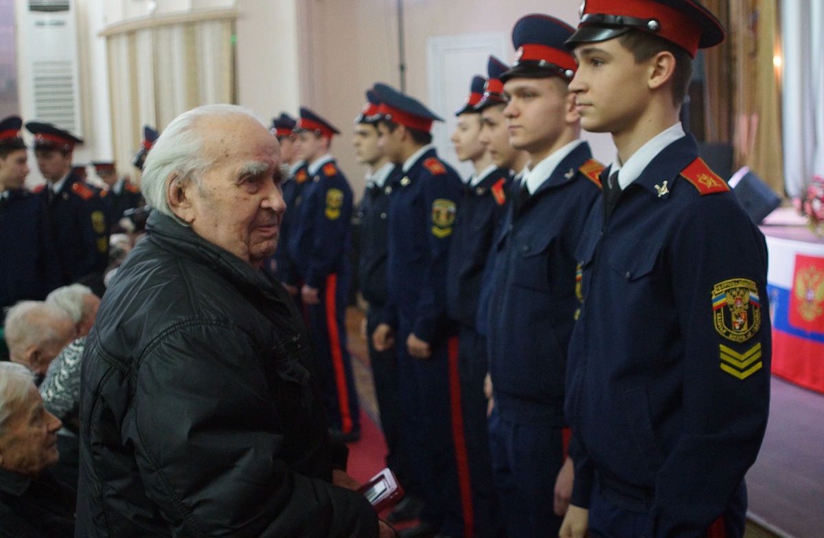 В Батайске ветеранам вручили памятные медали "75 лет Победы"
