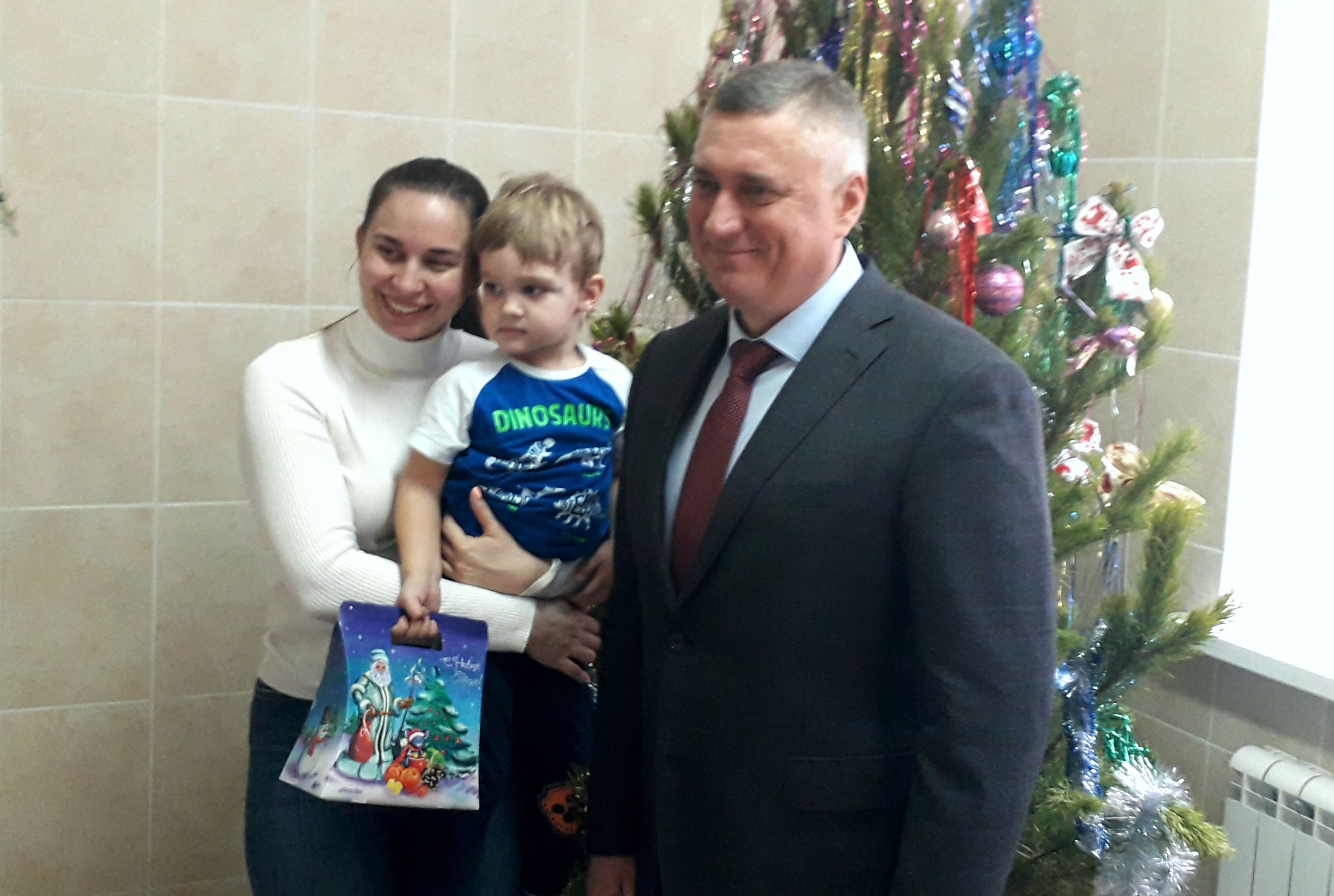 Юных пациентов ЦГБ Батайска поздравили с Новым годом