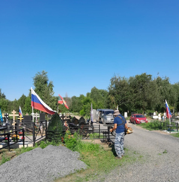 В Батайске привели в порядок Аллею Героев на кладбище Красный Сад