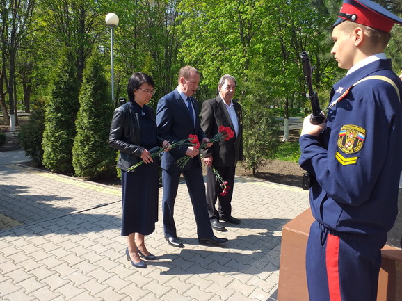 В Батайске возложили цветы к памятнику ликвидаторам аварии в Чернобыле