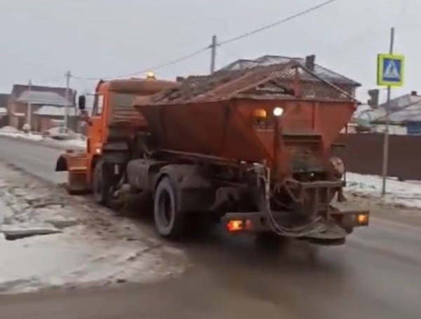 ️В Батайске продолжается расчистка дорог от снега и превентивная обработка