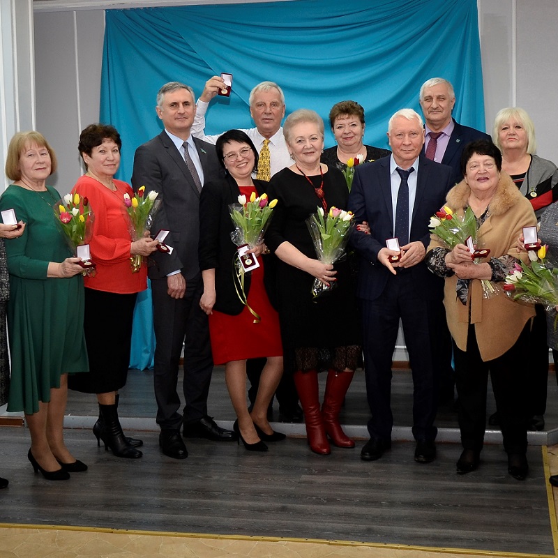 Лучших педагогов Батайска наградили почетным знаком «100 лет системе образования города Батайска»