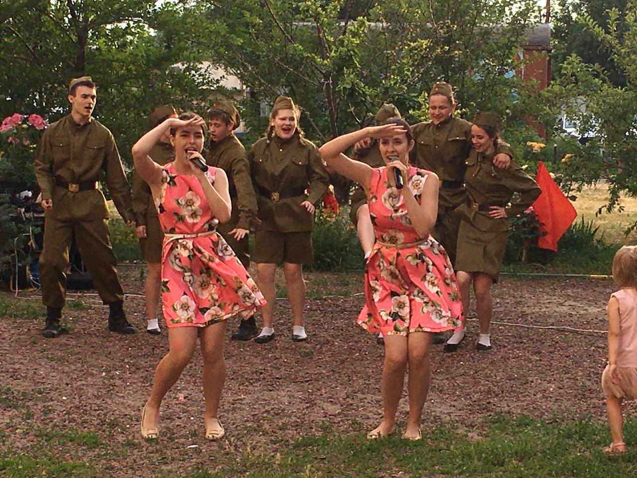Песнями встретил Батайск 75-ю годовщину исторического парада Победы на Красной площади