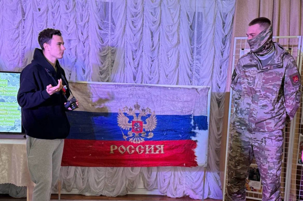 В Батайск привезли флаг, который был водружен над освобожденным городом Марьинка