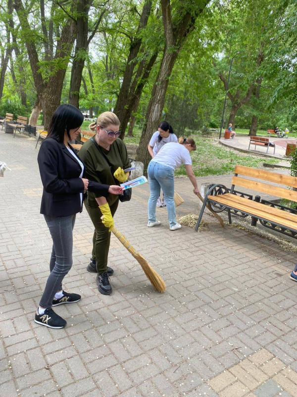 В Батайске сегодня в рамках субботника ведут работу волонтеры и помогают голосовать за объекты благоустройства