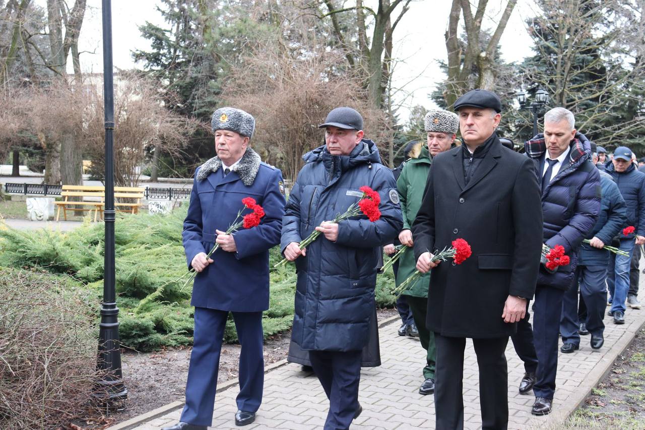 В Батайске возложили цветы к памятнику Воинам-интернационалистам
