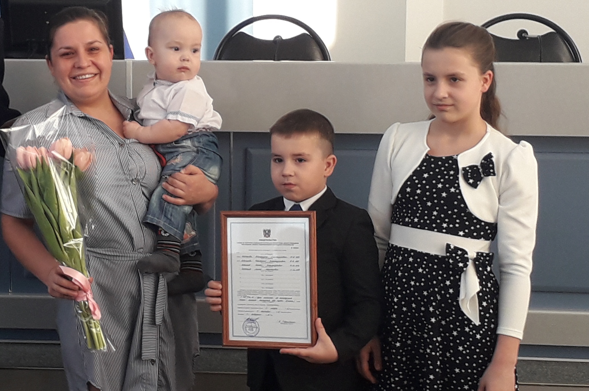 В Администрации Батайска молодым семьям вручили жилищные сертификаты 