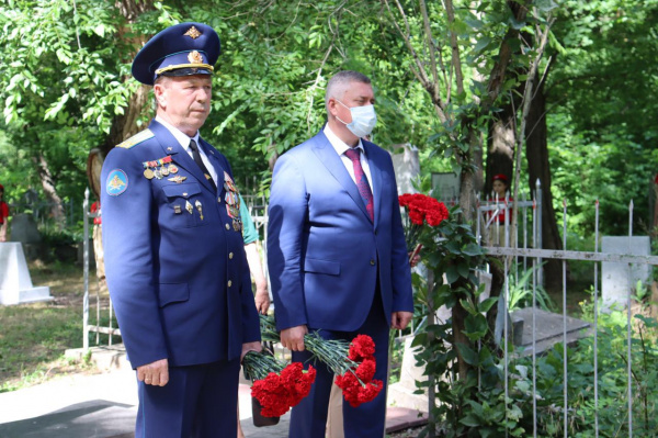 Сегодня Геннадий Павлятенко возложил цветы к памятникам военных летчиков в Батайске