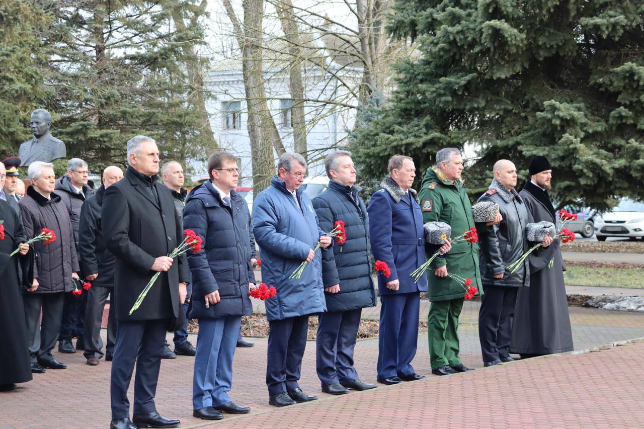 В Батайске в 81-ю годовщину освобождения города возложили цветы к Стене памяти и мемориалу «Клятва поколений»
