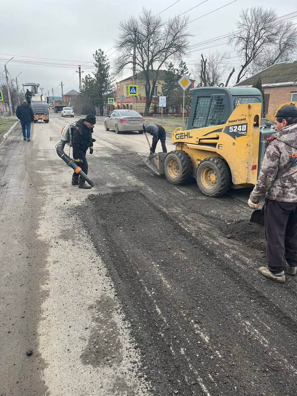 В Батайске ведется ямочный ремонт дорог