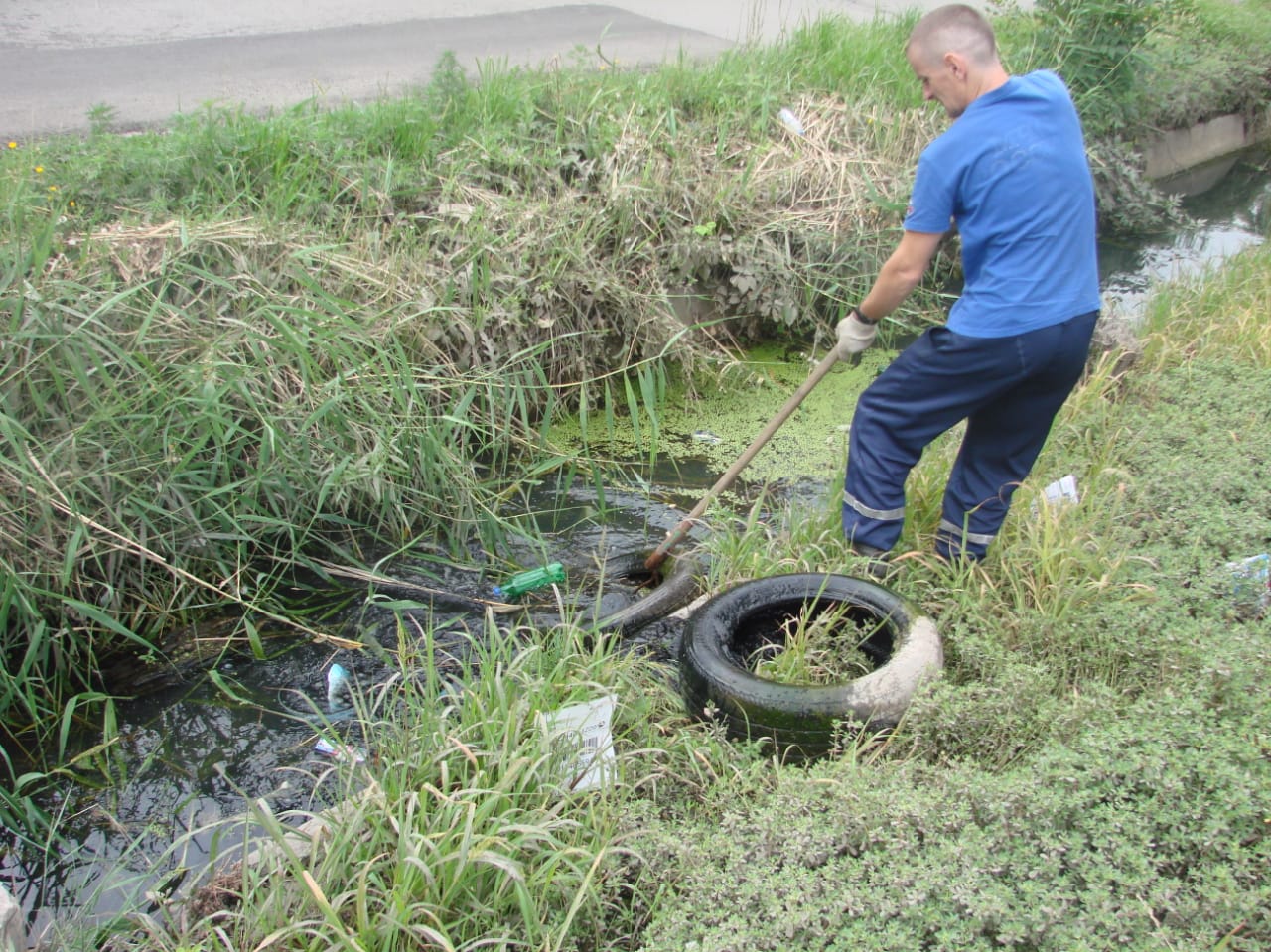 В Батайске ведутся работы по расчистке водоотводных каналов