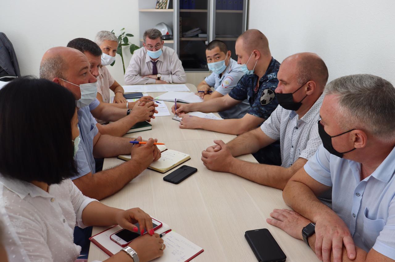 Сегодня в Администрации города Батайска состоялась рабочая встреча с руководителями органов внутренних дел, Росгвардии, представителями казачества