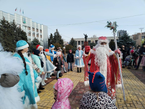 В Батайске на городской площади дан старт новогодним мероприятиям