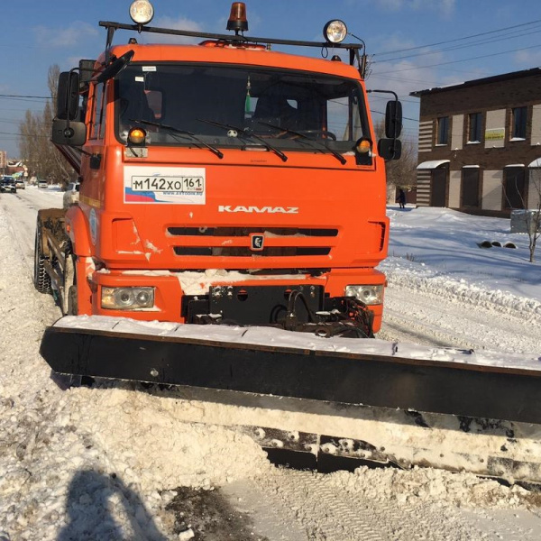 В Батайске продолжается уборка снега 