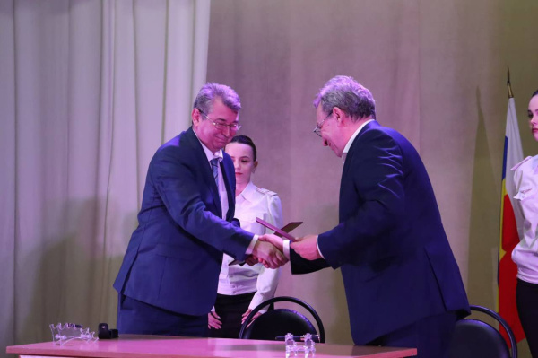 Роман Волошин и Владимир Верескун,ректор РГУПС, подписали соглашение о сотрудничестве администрации Батайска и университета