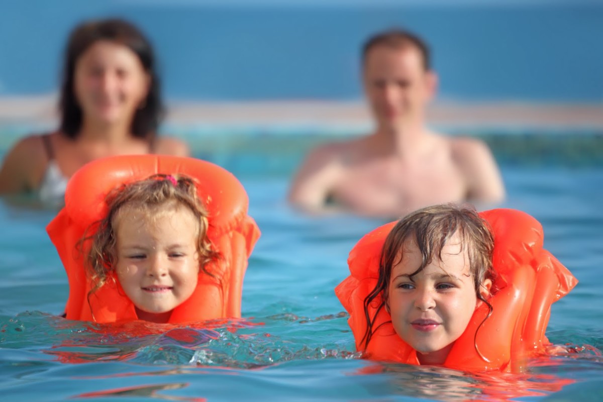 Дети с родителями купаются