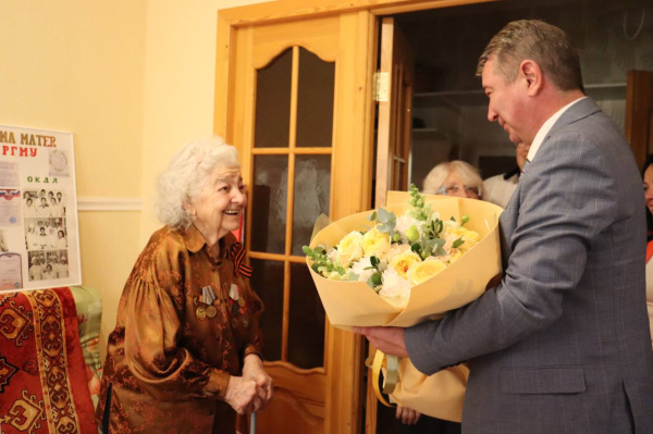 Роман Волошин поздравил со 100-летним юбилеем Иду Александровну Горожанкину, ветерана Великой Отечественной войны