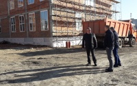 Геннадий Павлятенко побывал на месте строительства школы в СЖМ