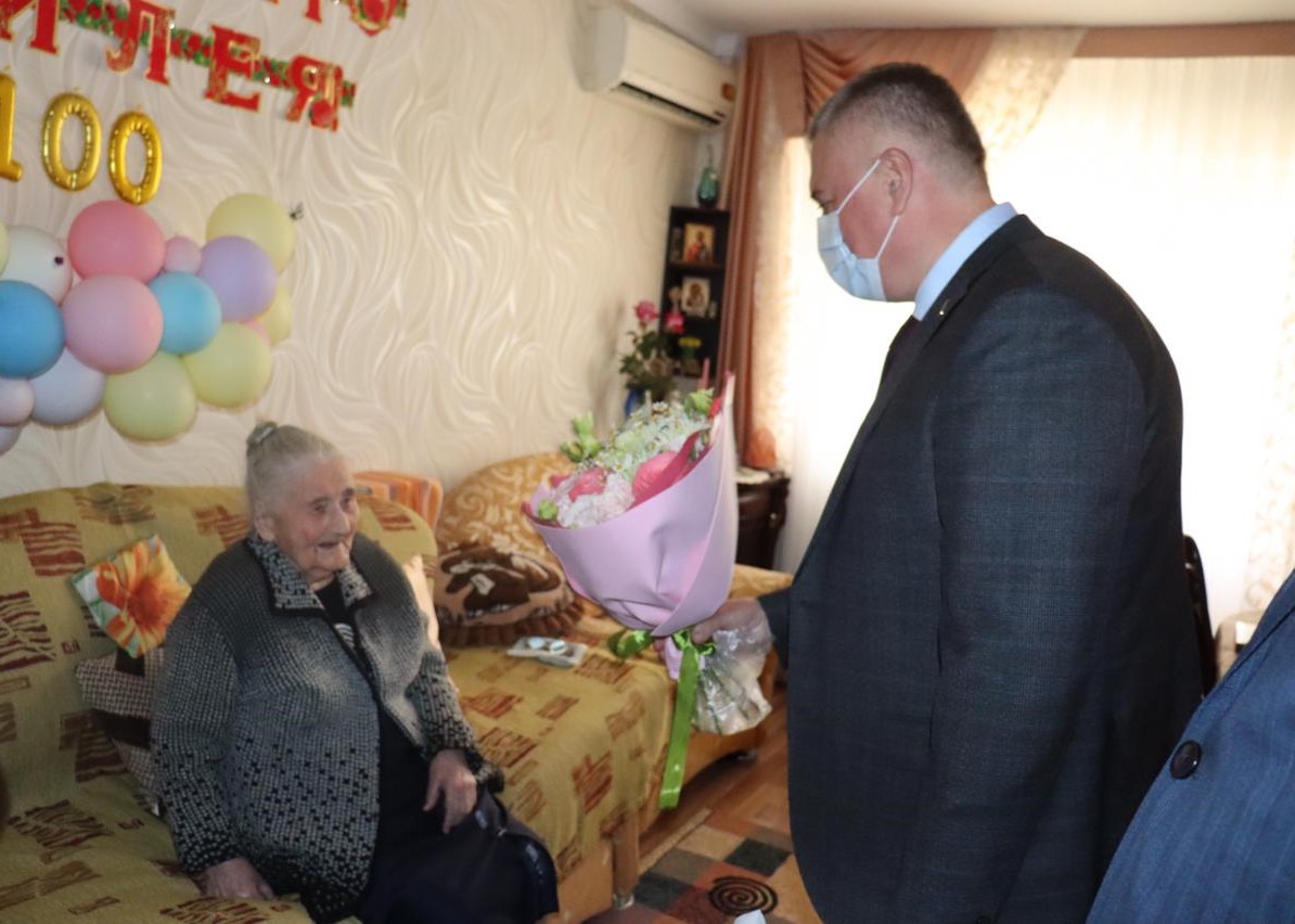 Геннадий Павлятенко поздравил со 100-летним юбилеем ветерана Великой Отечественной войны Степаниду Семеновну Волкову