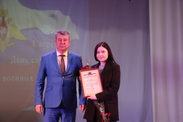 Роман Волошин поздравил сотрудников военного комиссариата города Батайска