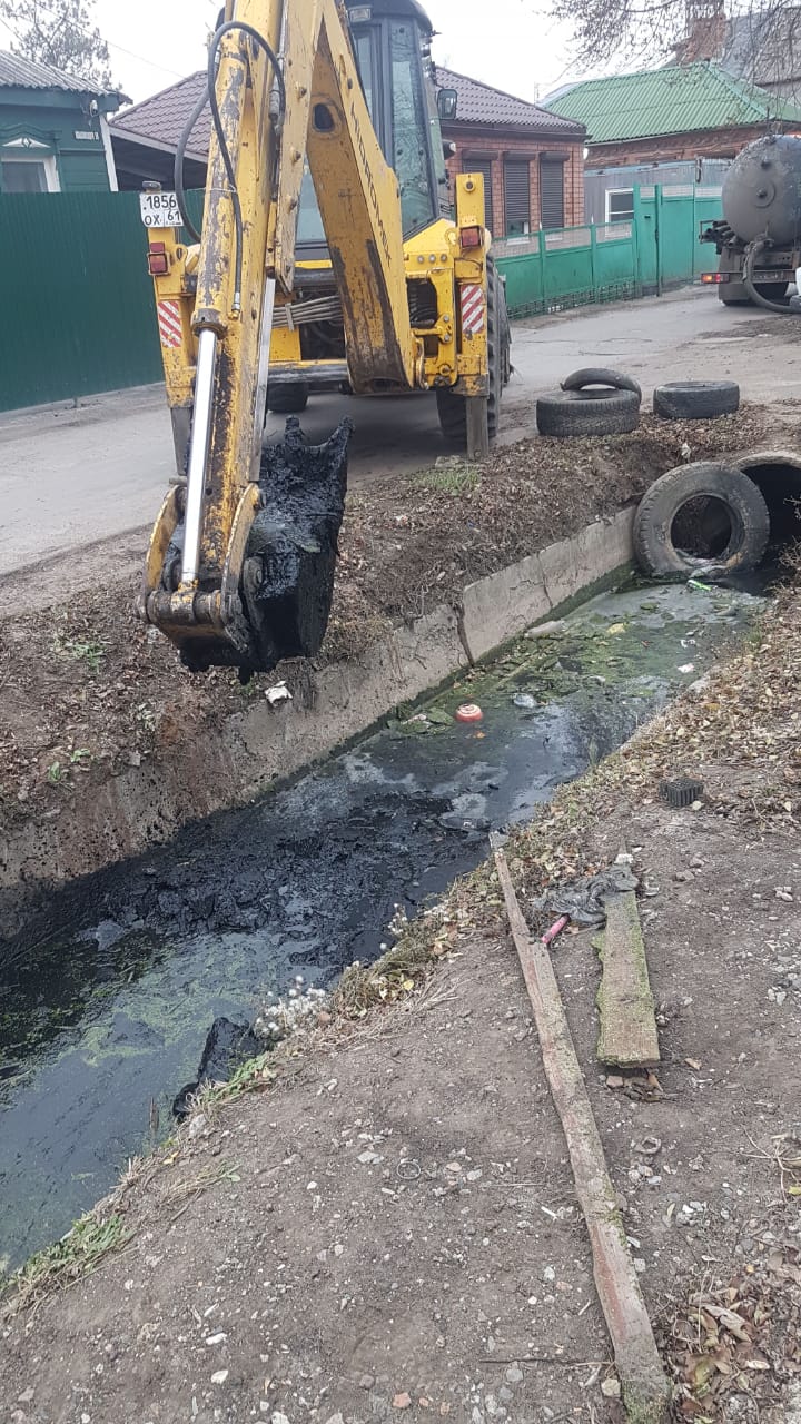 В Батайске произвели расчистку водопонижающих каналов по ул. Октябрьской, Ковалиского, Ушинского и Комарова