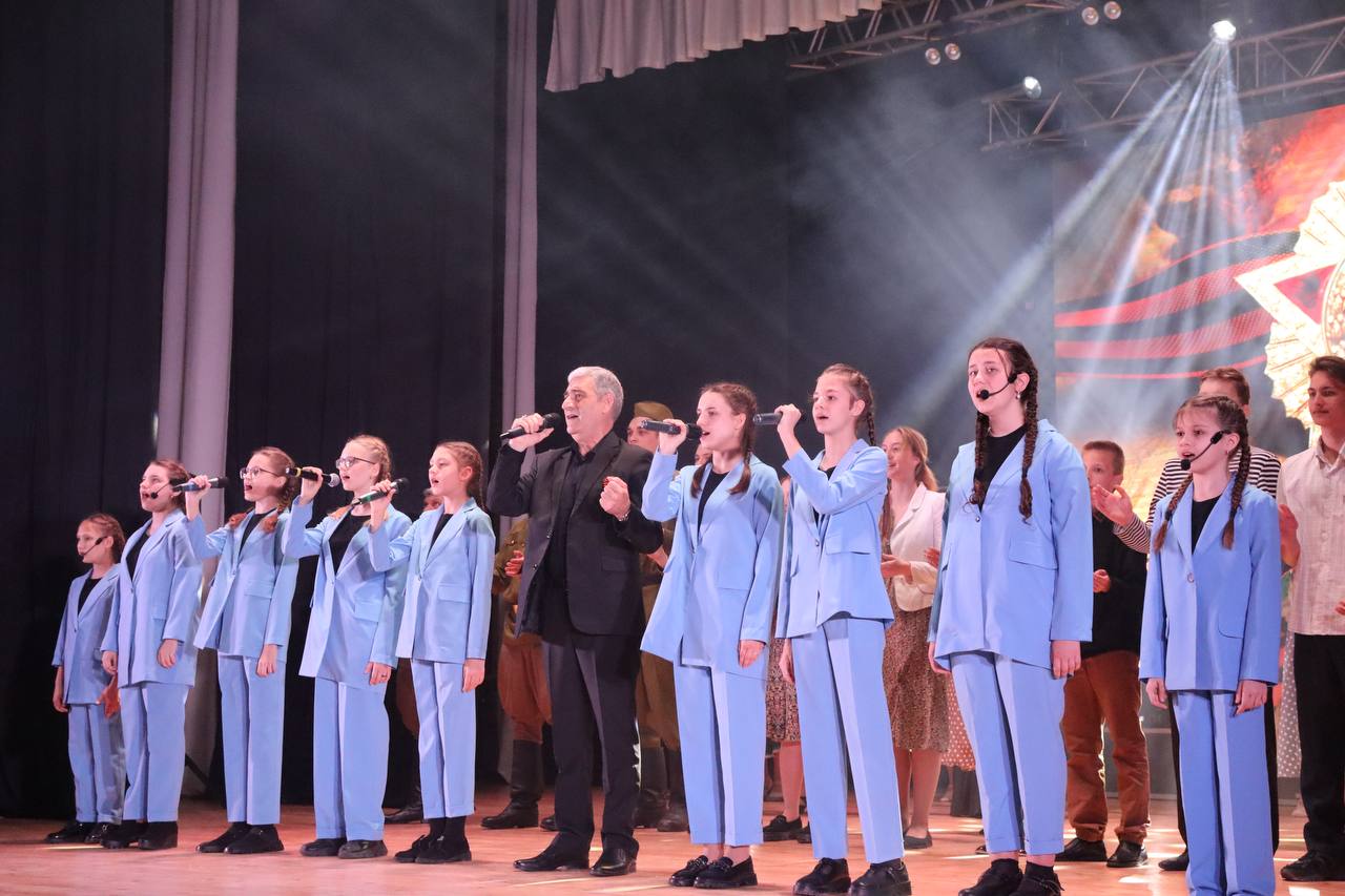 Батайчанам показали военно-патриотический театрализованный концерт «Связь поколений. Бессмертие юных».