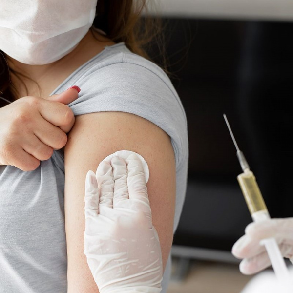 Медучреждения города начали вакцинацию населения от коронавируса