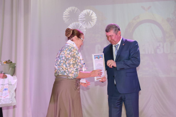 Роман Волошин поздравил сотрудников Центра социального обслуживания граждан пожилого возраста и инвалидов города Батайска с 30-летием учреждения