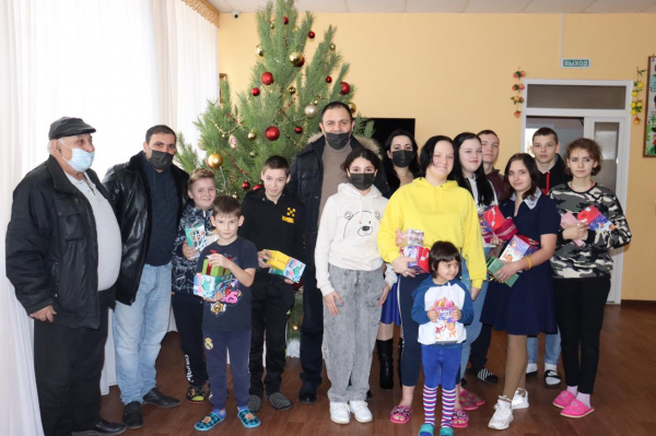 В Батайский центр помощи детям привезли новогодние подарки