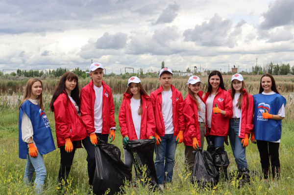 В Батайске провели акцию по уборке мусора на берегу реки Малый Койсуг.