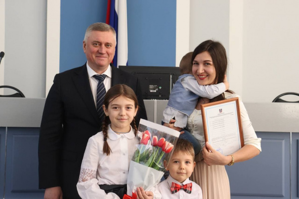 Геннадий Павлятенко вручил жилищные сертификаты молодым семьям  