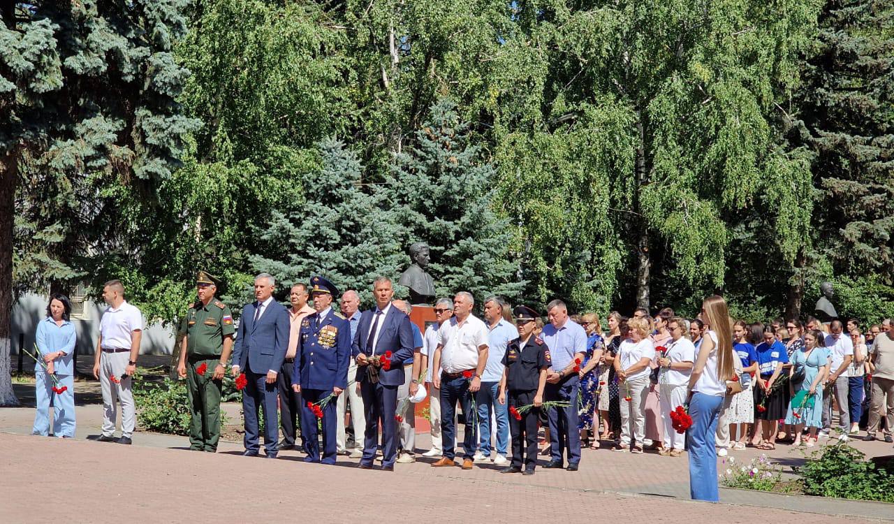 В Батайске возложили цветы к мемориалу "Клятва поколений"