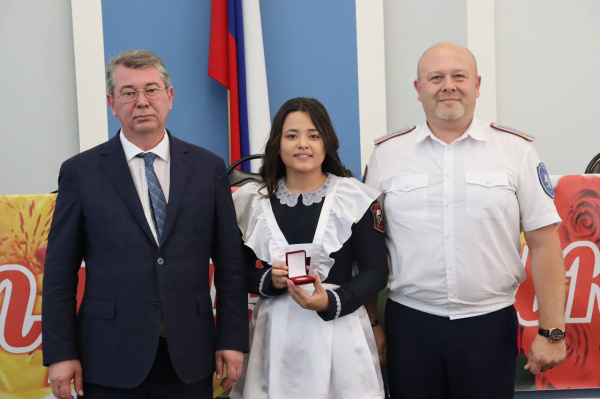 Роман Волошин вручил золотые медали выпускникам школ города Батайска