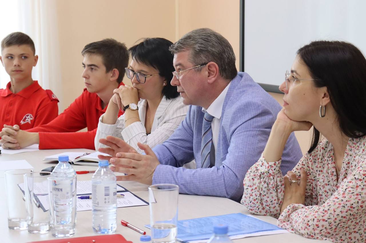 Роман Волошин провел встречу с активной молодежью города