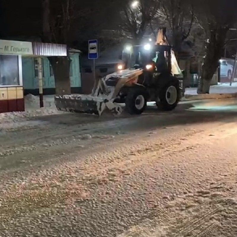 В ночные часы продолжалась расчистка от снега дорог города 