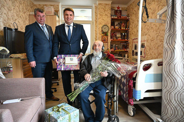 Роман Волошин поздравил Ивана Илларионовича Дерябина, ветерана Великой Отечественной войны со 105-летием.