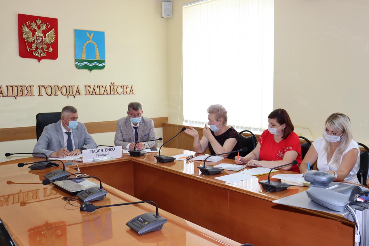 Геннадий Павлятенко провел совещание с Управлением образования города Батайска