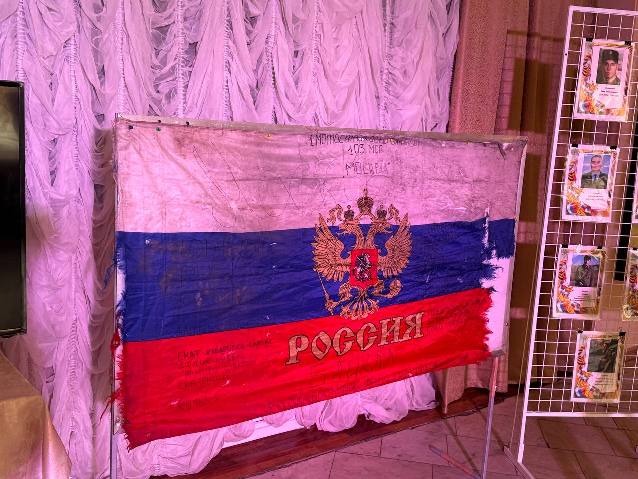 В Батайск привезли флаг, который был водружен над освобожденным городом Марьинка