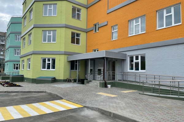 В Батайске в микрорайоне Северный массив введен в эксплуатацию новый детский сад, построенный по национальному проекту «Демография». 