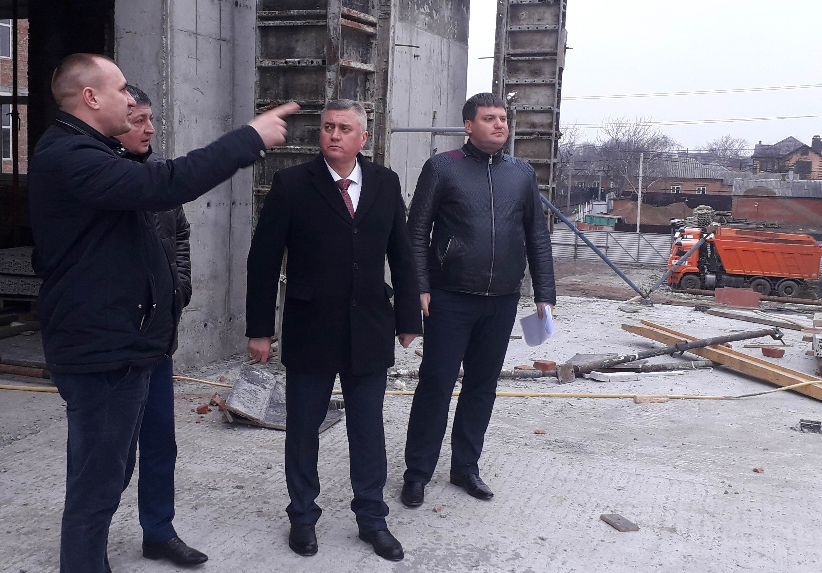 Геннадий Павлятенко проверил ход строительных работ на территории школы в СЖМ