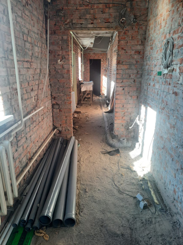 В Батайске по национальному проекту «Здравоохранение» во взрослой поликлинике № 2 продолжается капитальный ремонт.