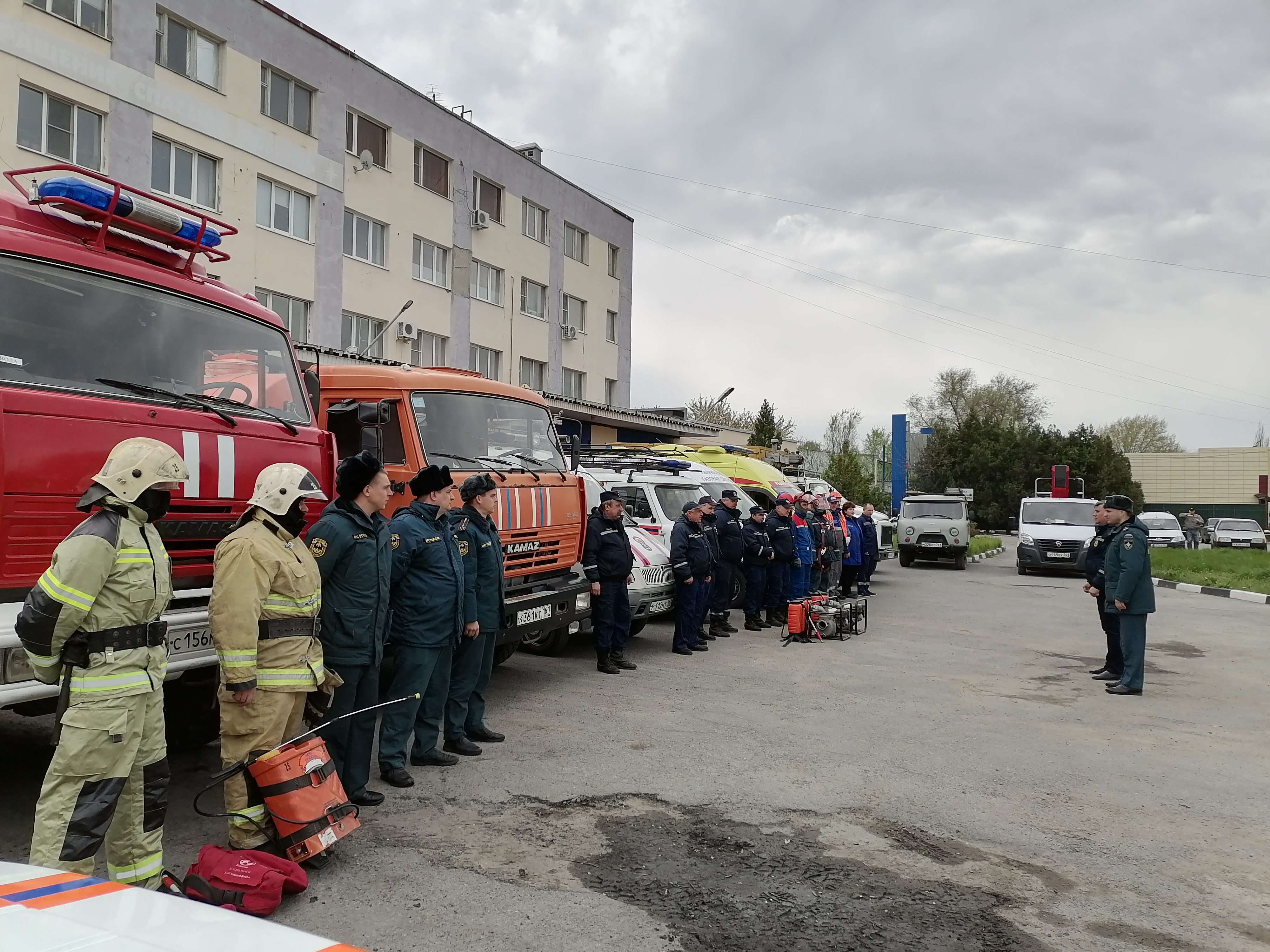 В Батайске проводится пожарно-тактическое учение