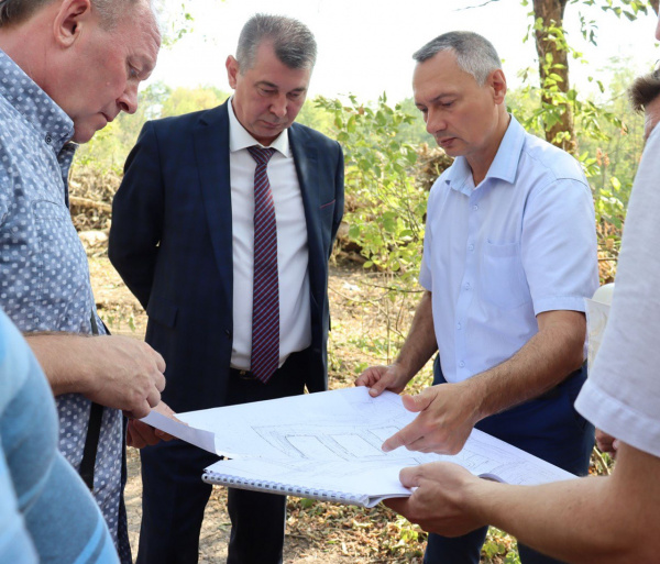Роман Волошин сегодня провёл рабочее оперативное планерное совещание на месте строящейся школы в Авиагородке