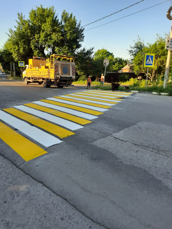 В Батайске продолжается выполнение работ по нанесению дорожной разметки и замене дорожных знаков.