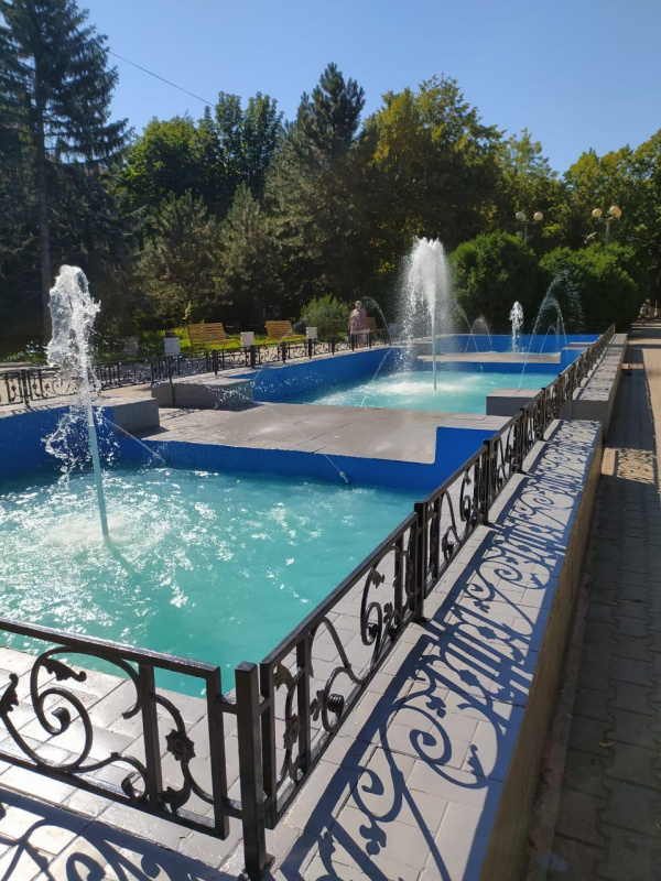 После ремонта возобновил работу фонтан в городском парке