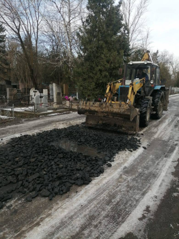 В Батайске на кладбище «Красный сад» ведутся работы по отсыпке щебнем автомобильных проездов